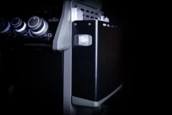 Napoleon Rogue SE 525 Gasgrill - All-black - Grillfürst Edition Inkl. Abdeckhaube - SMART Deal Inkl. Grillfürst Grill Control - Modell 2022 -Outdoor-Grillladen Seitenablage abgeklappt all black