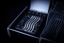 Napoleon Rogue SE 525 Gasgrill - All-black - Grillfürst Edition Inkl. Abdeckhaube - SMART Deal Inkl. Grillfürst Grill Control - Modell 2022 -Outdoor-Grillladen Sizzle Zone All Black