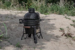The Bastard Keramikgrill Classic Small - Schwarz Glänzend - Modell 2023 -Outdoor-Grillladen The Bastard Classic Small Kamado Grill Strand