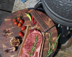 The Bastard Keramikgrill Urban Small - Schwarz Matt - Modell 2023 -Outdoor-Grillladen The Bastard Urban Small Keramikgrill Deckelgriff