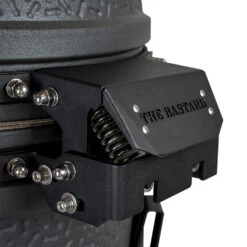 The Bastard Keramikgrill VX Medium - Complete - Schwarz Matt - Modell 2023 -Outdoor-Grillladen The Bastard VX Medium Detail Deckelschanier