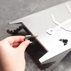 Fennek Flammlachshalterung Aus Edelstahl Mit Zubehör Und Tasche -Outdoor-Grillladen fennek edelstahl flammlachshalter spanner