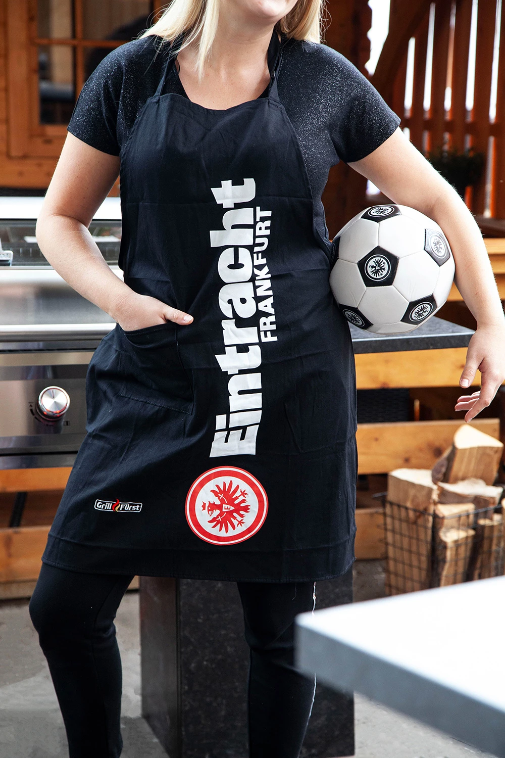 Grillfürst Grillschürze Mit Tasche - Eintracht Frankfurt Edition In Geschenkverpackung 2 Grillfürst Grillschürze Mit Tasche - Eintracht Frankfurt Edition In Geschenkverpackung – Bild 2