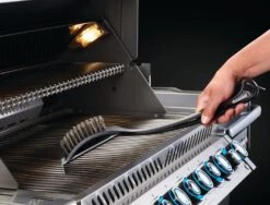 Napoleon Grillbürste Mit Edelstahlborsten Und Grillschaber -Outdoor-Grillladen napoleon grillbuerste anwendung schaber 62052