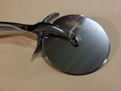 Napoleon PRO Pizzastein 38 Cm Mit Schneideroller -Outdoor-Grillladen napoleon pro pizzaschneider detail