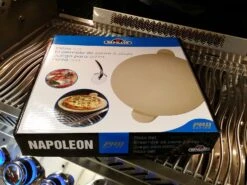 Napoleon PRO Pizzastein 38 Cm Mit Schneideroller -Outdoor-Grillladen napoleon pro pizzaset pizzastein pizzaschneide