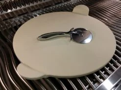 Napoleon PRO Pizzastein 38 Cm Mit Schneideroller -Outdoor-Grillladen napoleon pro pizzastein pizzaschneider