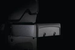 Napoleon Rogue 425 Gasgrill - All Black - Mit Seitenbrenner - Hero Modell 2023 Mit Heckbrenner Inkl. Drehspieß Und Abdeckhaube -Outdoor-Grillladen napoleon rogue gasgrill seitenablage