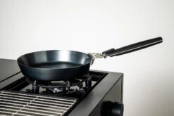 Outdoorchef Carbonstahl Pfanne Ø 24 Cm -Outdoor-Grillladen outdoorchef carbonstahl pfanne grill 14 491 47 1