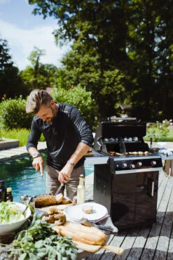 Outdoorchef Dualchef 325 G Gasgrill Mit Seitenkocher + BLAZING ZONE Infrarotbrenner + DGS Gusseisen Grillrost 2 Stk. + DGS Gemüse Grillrost 2 Stk. -Outdoor-Grillladen outdoorchef dualchef 325 g garten 18 700 02