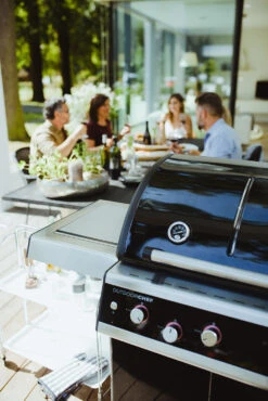 Outdoorchef Dualchef 325 G Gasgrill Mit Seitenkocher + BLAZING ZONE Infrarotbrenner + DGS Gusseisen Grillrost 2 Stk. + DGS Gemüse Grillrost 2 Stk. -Outdoor-Grillladen outdoorchef dualchef 325 g grillen 18 700 02