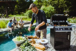 Outdoorchef Dualchef 325 G Gasgrill Mit Seitenkocher + BLAZING ZONE Infrarotbrenner + DGS Gusseisen Grillrost 2 Stk. + DGS Gemüse Grillrost 2 Stk. -Outdoor-Grillladen outdoorchef dualchef 325 g grillparty 18 700 0