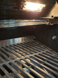 Outdoorchef Dualchef S 425 G Edelstahl Gasgrill Mit Seitenkocher + Blazing Zone Infrarotbrenner + DGS Gusseisen Grillrost 2 Stk. + DGS Gemüse Grillrost 2 Stk. -Outdoor-Grillladen outdoorchef dualchef beleuchtung 2