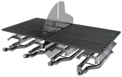 Outdoorchef Dualchef S 425 G Edelstahl Gasgrill Mit Seitenkocher + Blazing Zone Infrarotbrenner + DGS Gusseisen Grillrost 2 Stk. + DGS Gemüse Grillrost 2 Stk. -Outdoor-Grillladen outdoorchef dualchef dual gourmet system 2