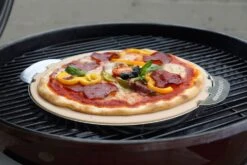 Outdoorchef Pizzastein 420/480 Ø 32,5 Cm 5 Outdoorchef Pizzastein 420/480 Ø 32,5 Cm -Outdoor-Grillladen outdoorchef pizzastein s 420 480 3g 18 211 94 a